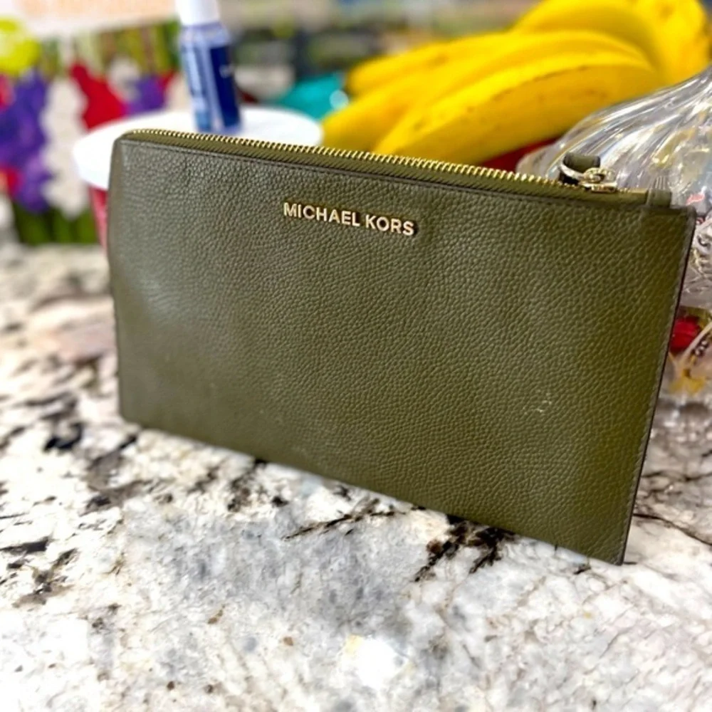 Michael Kors Wristlet woman’s